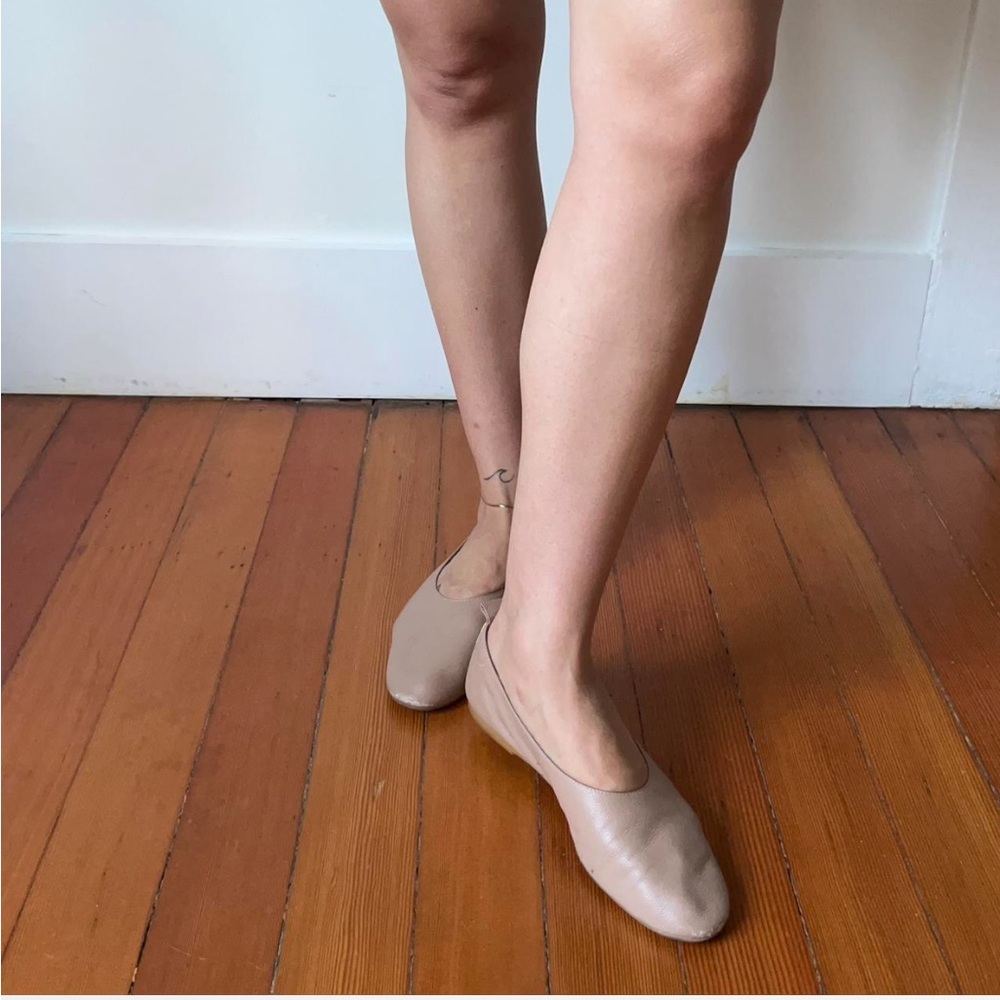 Everlane Day Glove flats in tan - soft leather - women’s size 8